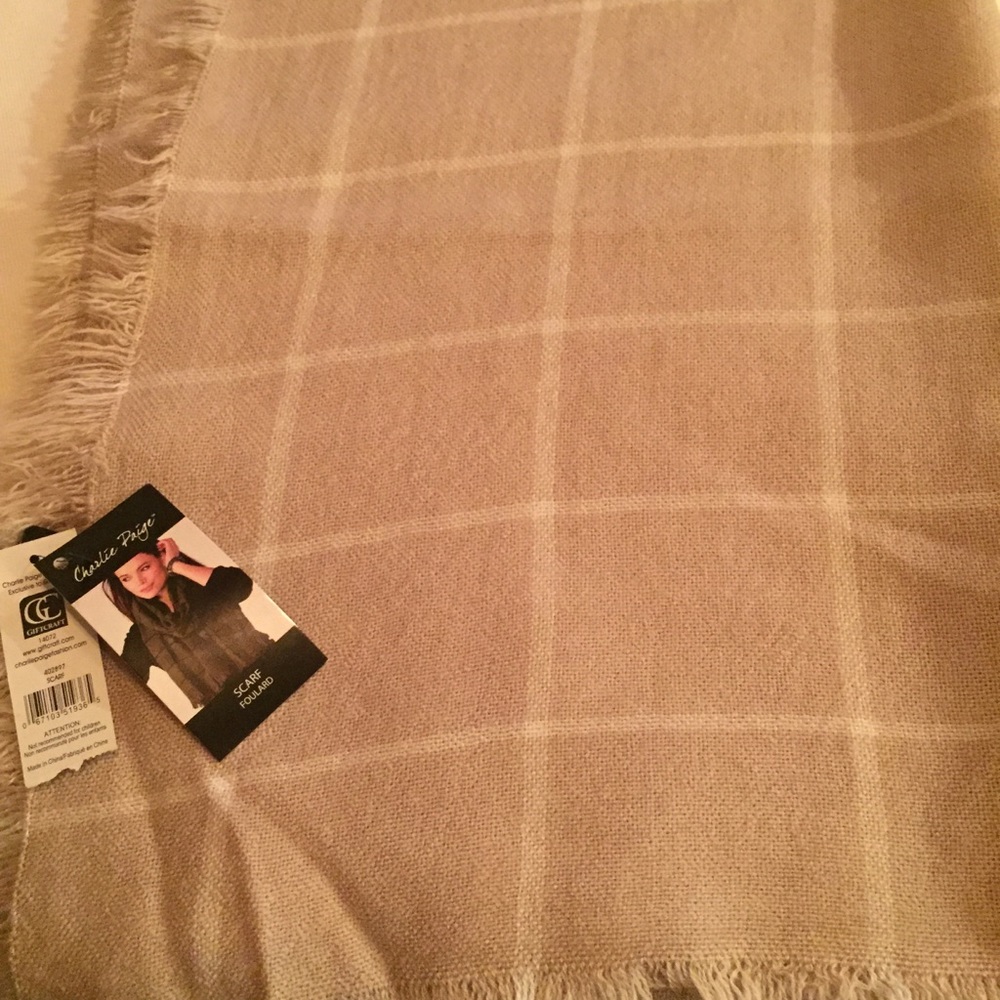 NWT Women’s tan and white scarf